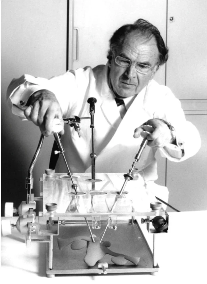 Dr. Kurt Semm en su laboratorio, desarrollando el prototipo del coagulador en frío
